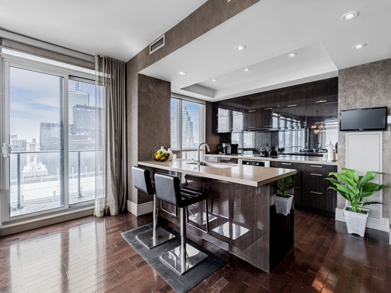 Modern kitchen with a breakfast bar and skyline outlook